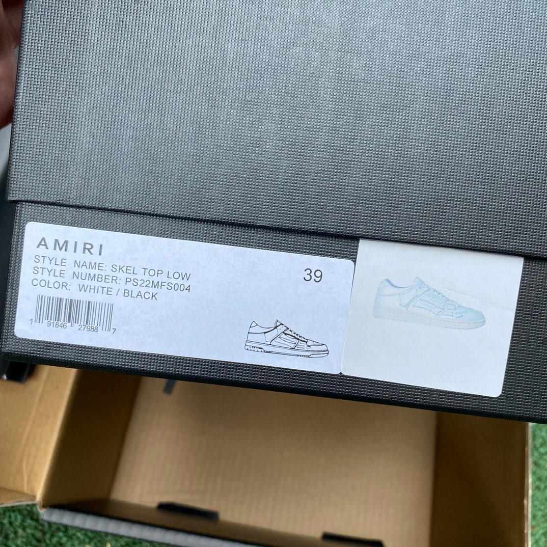 AR1M1 Low-Top Sneaker