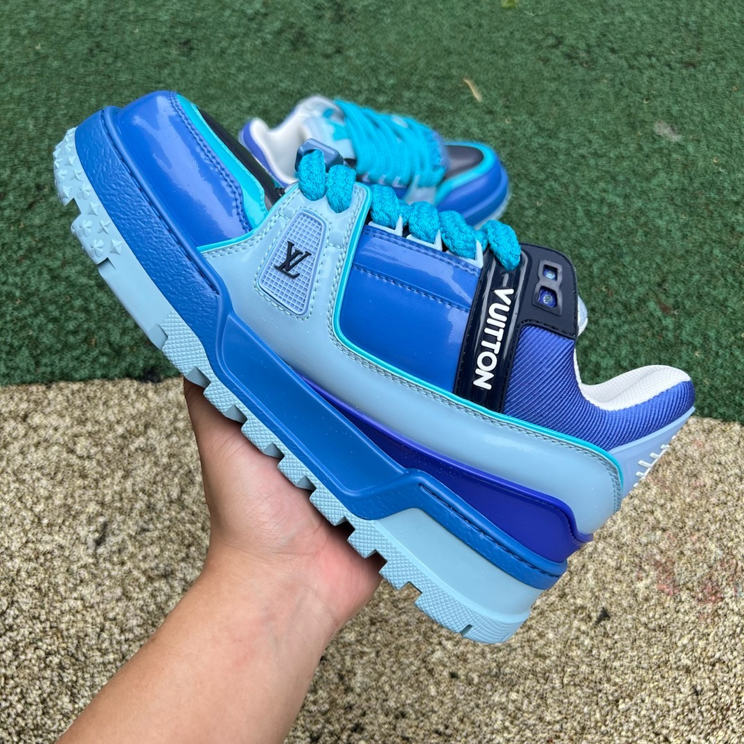 LV TRAINER MAXI Blue patent leather